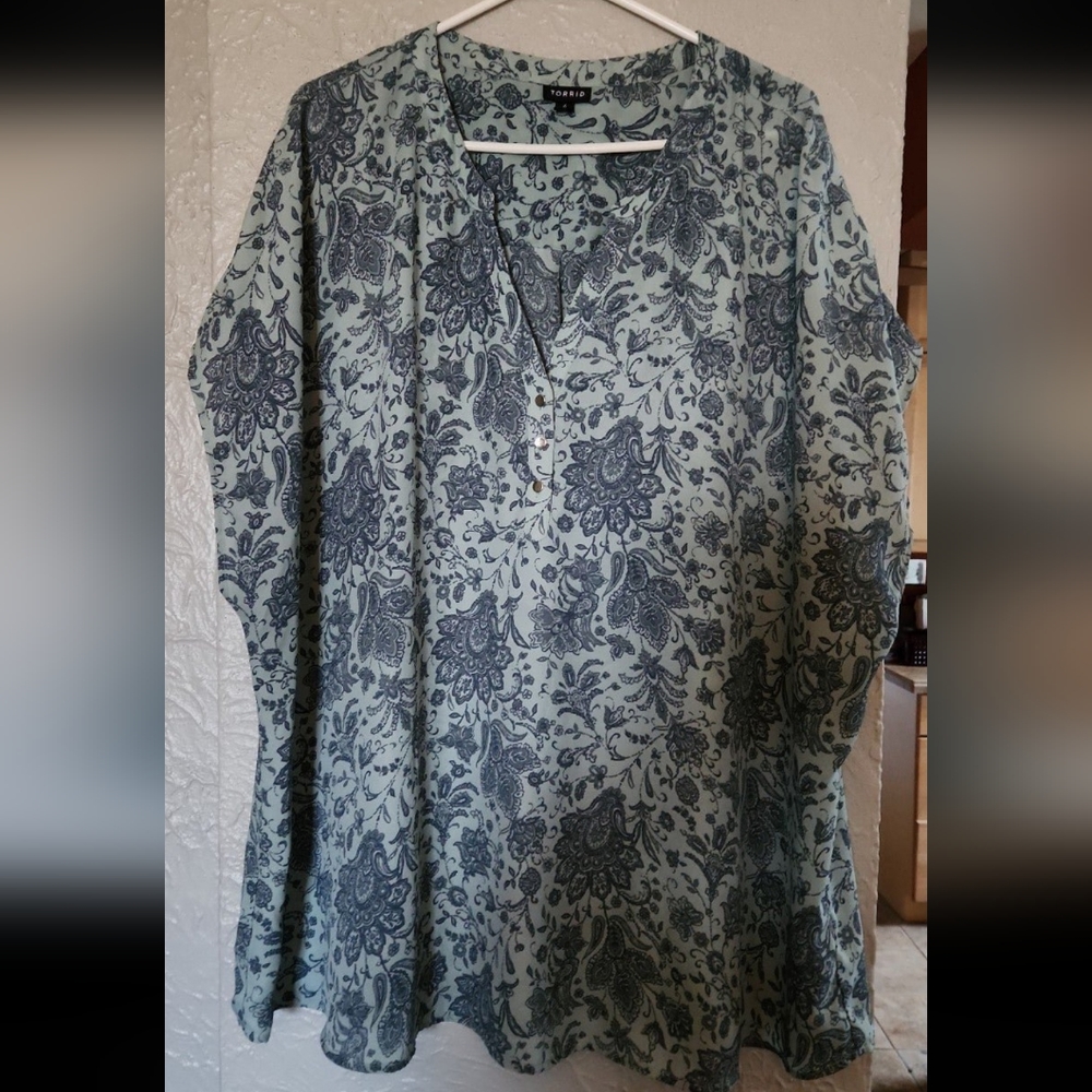EUC Torrid brand shirt top sz 4 26